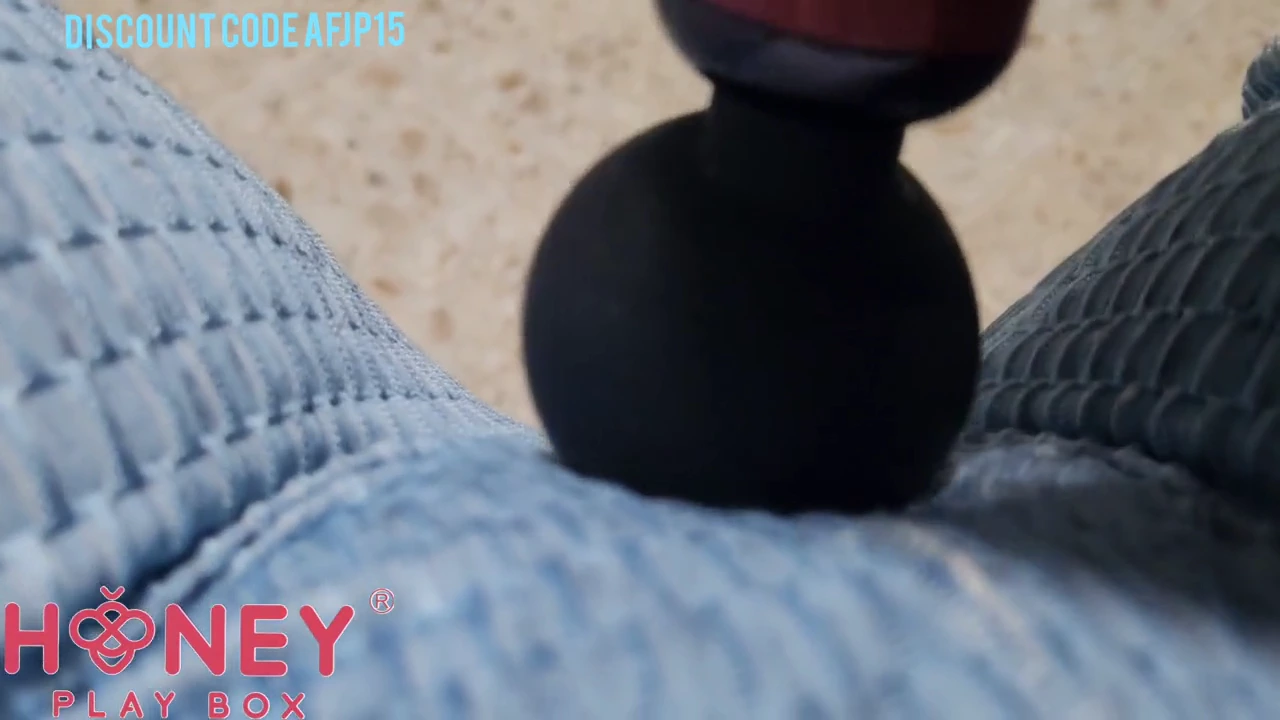 Amateur girl reaches orgasm with sex toy porn video